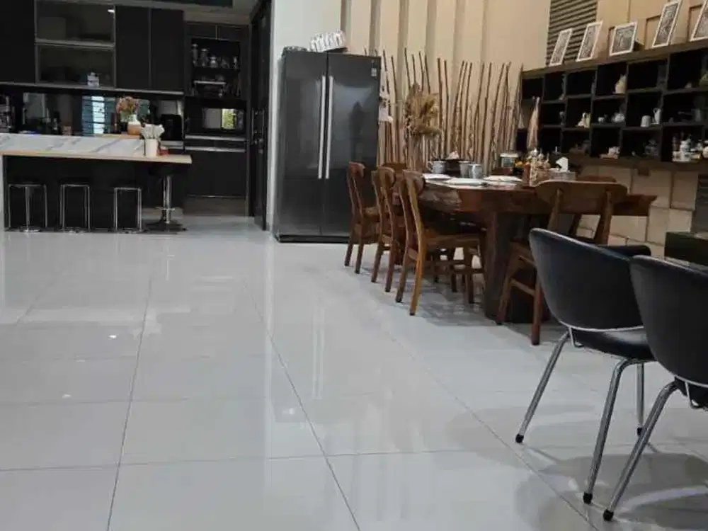 LT : 300 
LB : 450 
KT : 4 + 2
KM : 3 + 2
garasi : 4 
Carport : 3
hadap : timur & utara 
Hook 
3,5 Lantai 
Listrik : 5500w
Air : Sible
harga : 7M 

LC