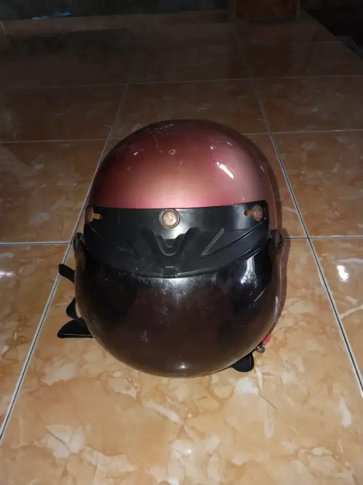 Helm charglos bekas