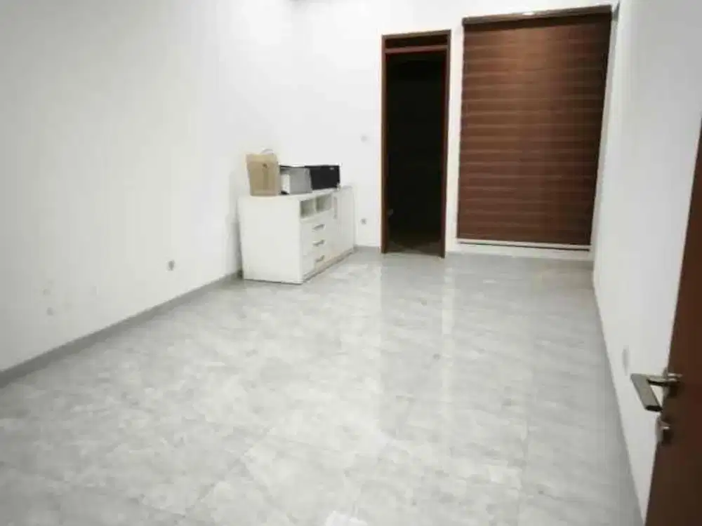 DISEWA / DIJUAL 
RUMAH MEKAR WANGI
Sangat siap huni,
Bangunan baru,  Jalanan luas 
Aman dlm cluster

LT 125 LB 120
3 KT+ 1
3 KM +1
Air jetpump
Listrik 2200 Watt
2 carport
SHM

Harga jual : 2,9 M Nego 
Harga sewa: 75 jt/thn,Nepis ag