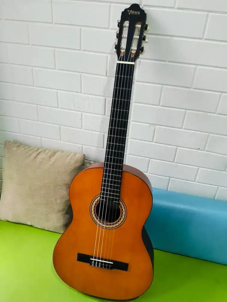 Gitar Akustik Valencia Mulus