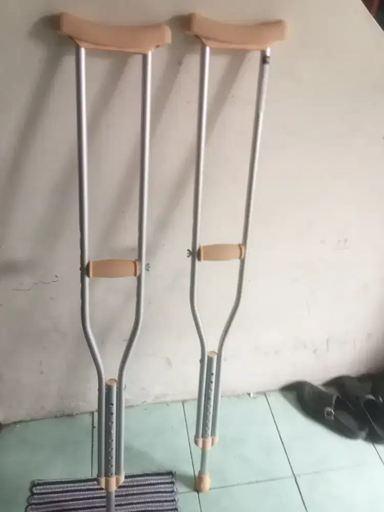 Di jual aja tongkat batu jalan. Baru di pake 2 kali