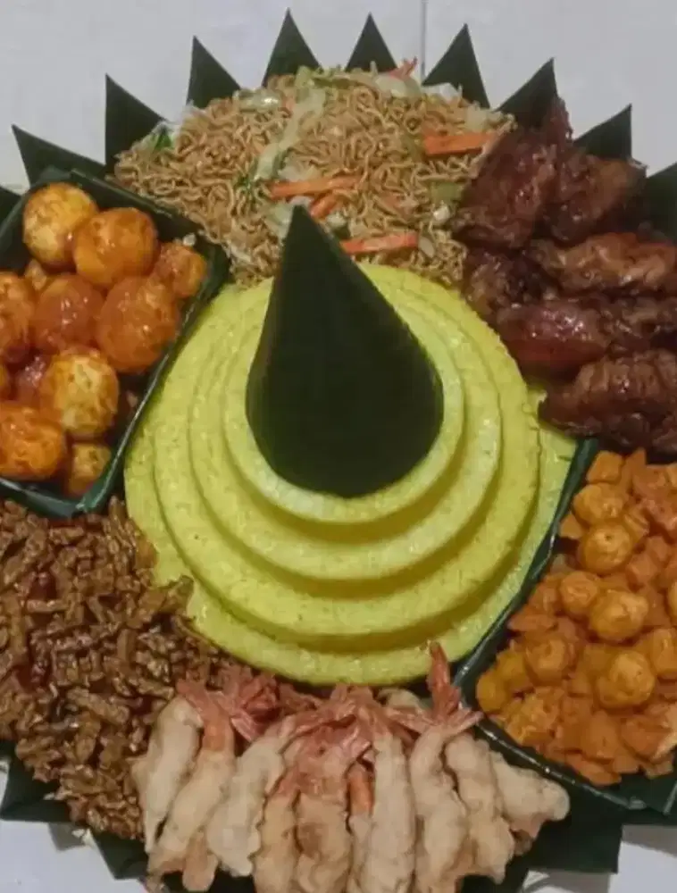 Tumpeng nasi kuning