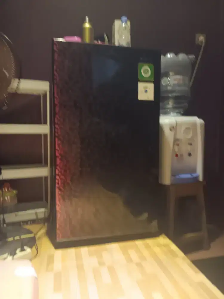 Dijual kulkas bekas masih dalam kondisi bagus ..