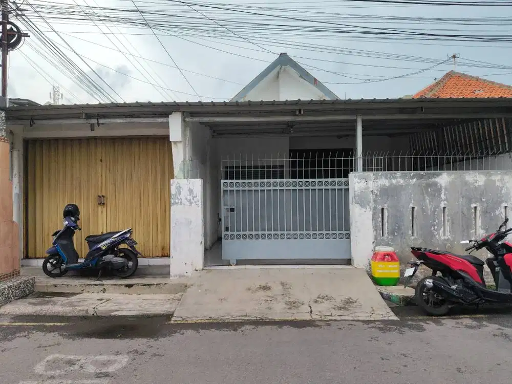 Rumah Besar Sederhana bebas Banjir .tinggal masuk .sdh di renovasi