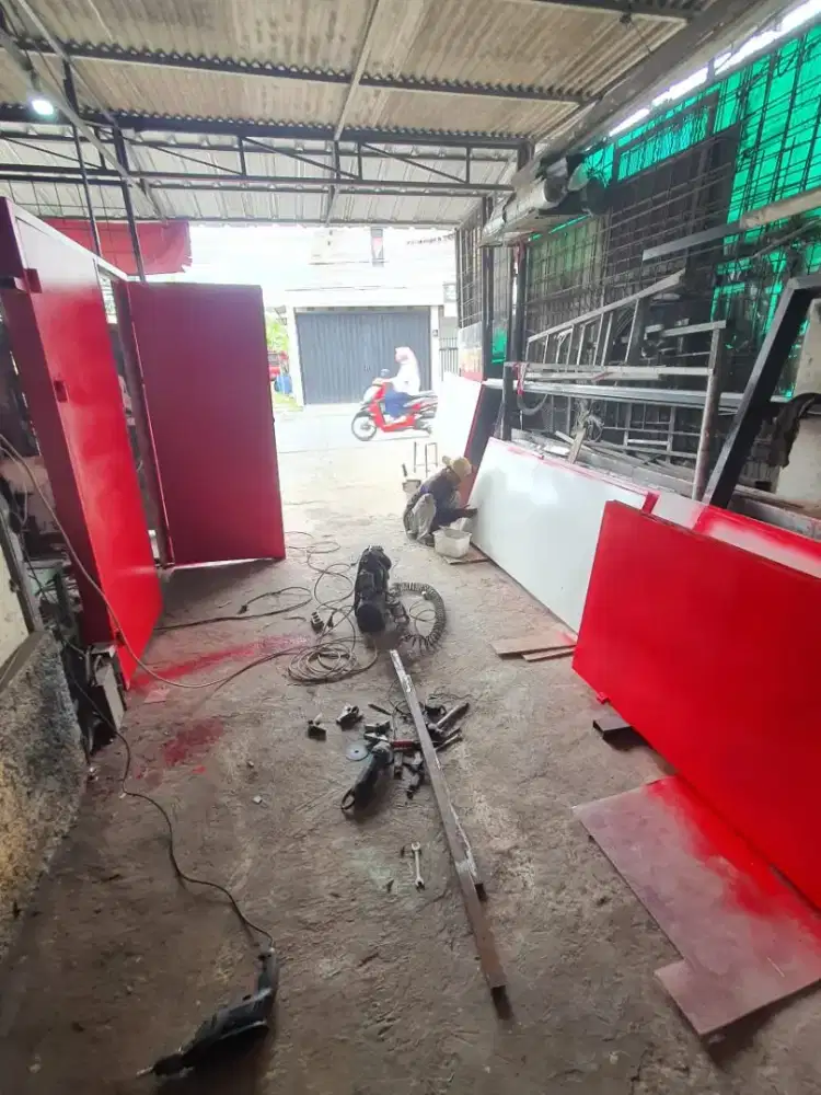 Pabrik pintu darurat