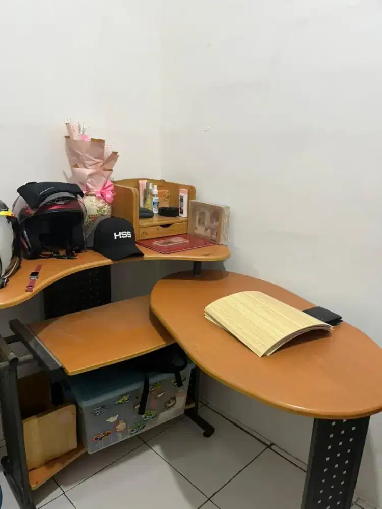 Meja Komputer bekas di Kantor