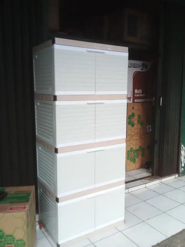 Lemari plastik jumbo club