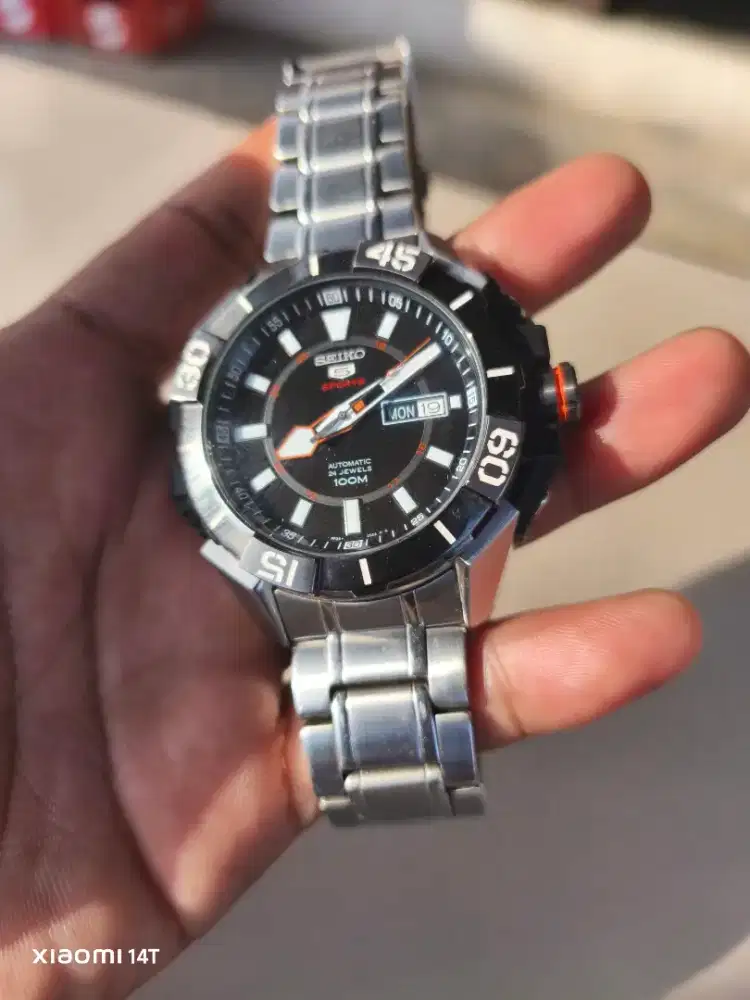 Ini adalah jam tangan pria Seiko 5 Sports SRP795K1 Automatic.