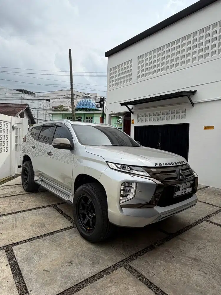 Pajero sport 4x2 silver