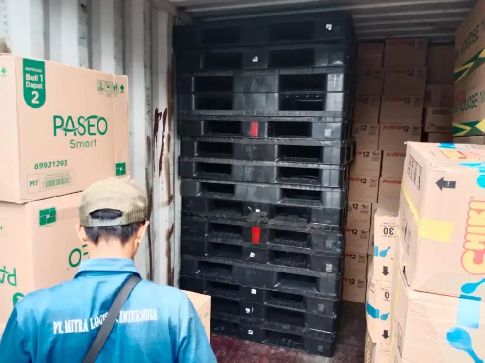 Palet plastik baru aman digunakan