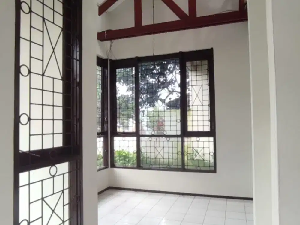 Disewakan Rumah 3 Lantai Nyaman dan Asri Siap Huni Lokasi di Cigadung Bandung