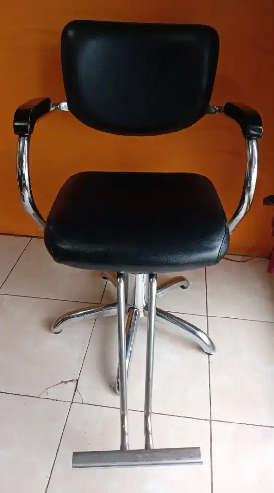 Kursi hidrolik untuk salon/barbershop