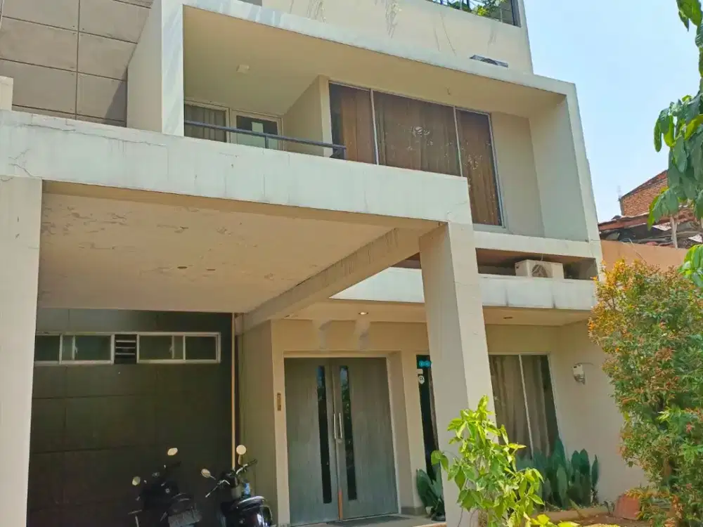 Rumah 3 Lantai Harga Bagus Sudah Renovasi di Raffles Hills Cibubur