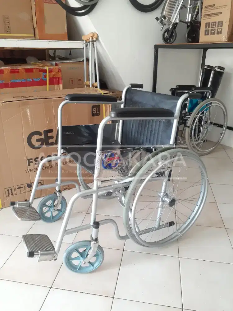 Kursi roda standart bekas