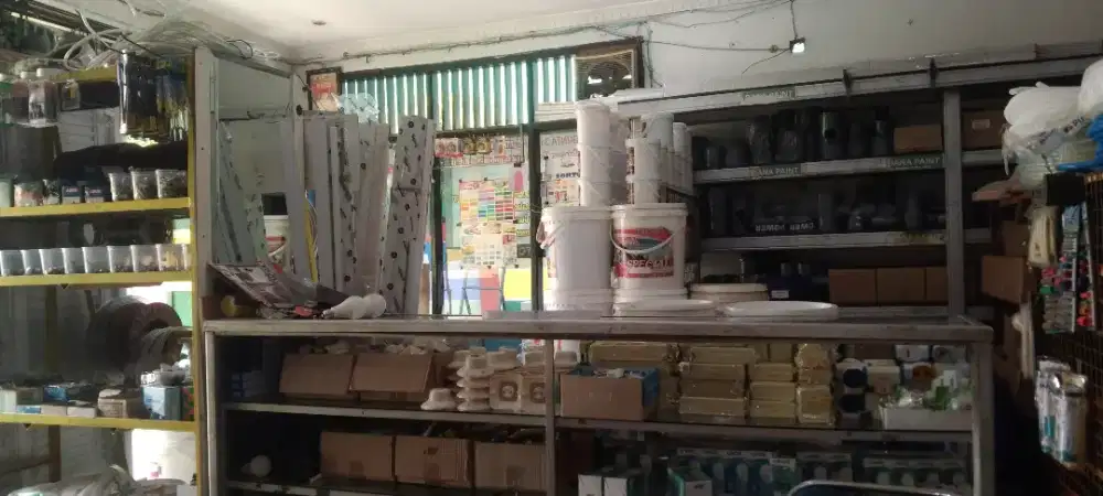 Karyawan toko tersedia tempat tinggal