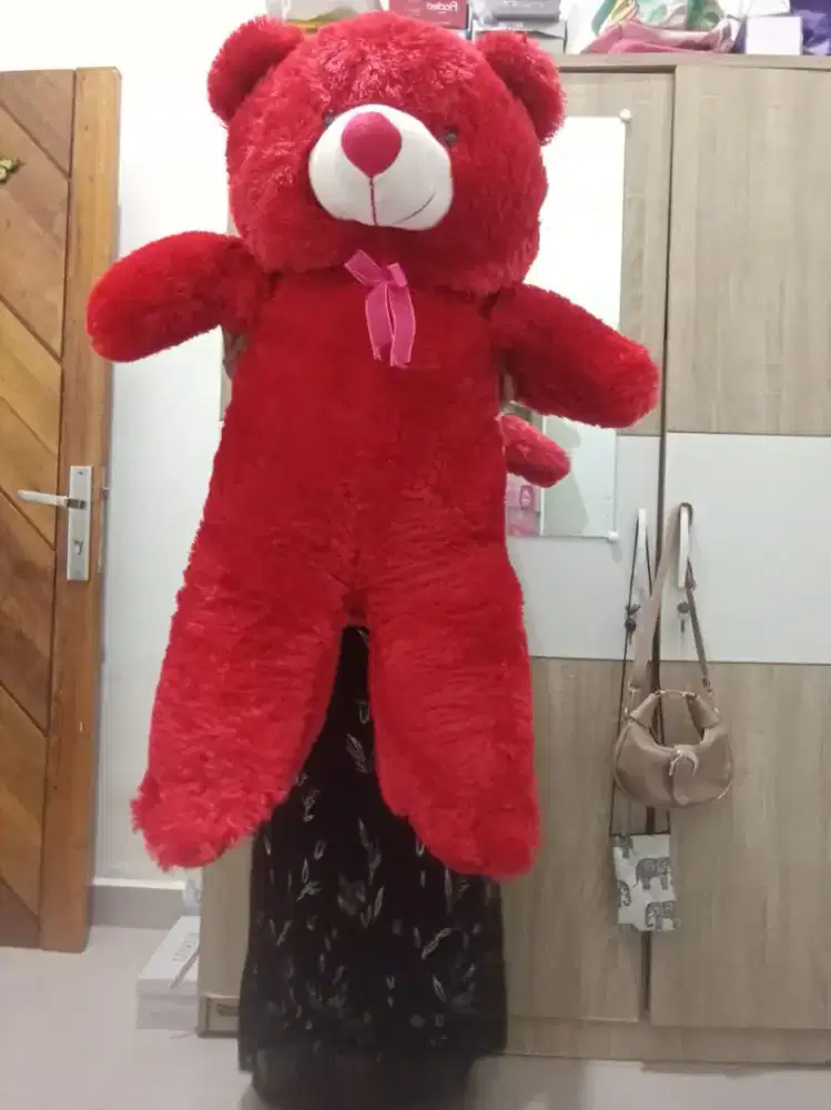Boneka beruang merah