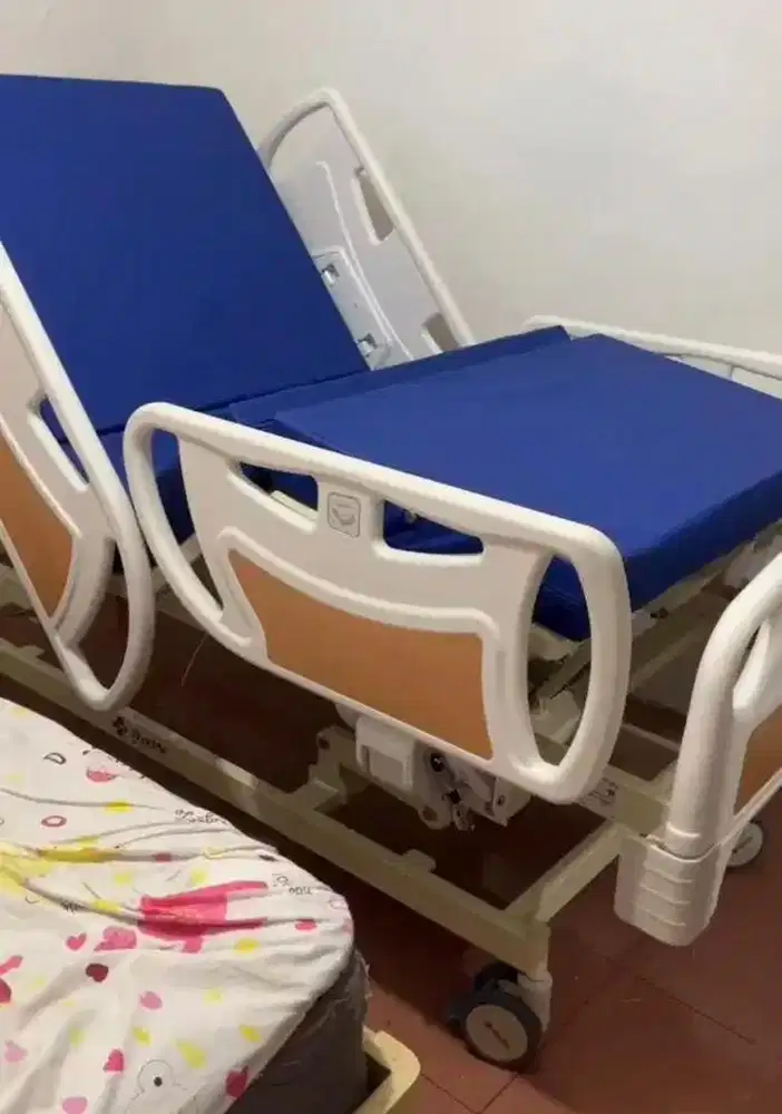 KY302D-33 Electric Hospital Bed Butterfly 3 Crank