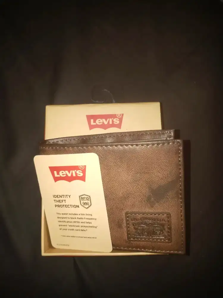 Levi's wallet RSID