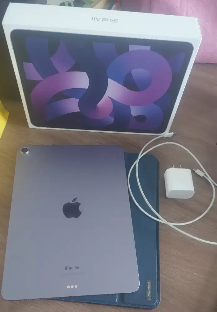 Ipad Air 5th gen (bonus accesories)