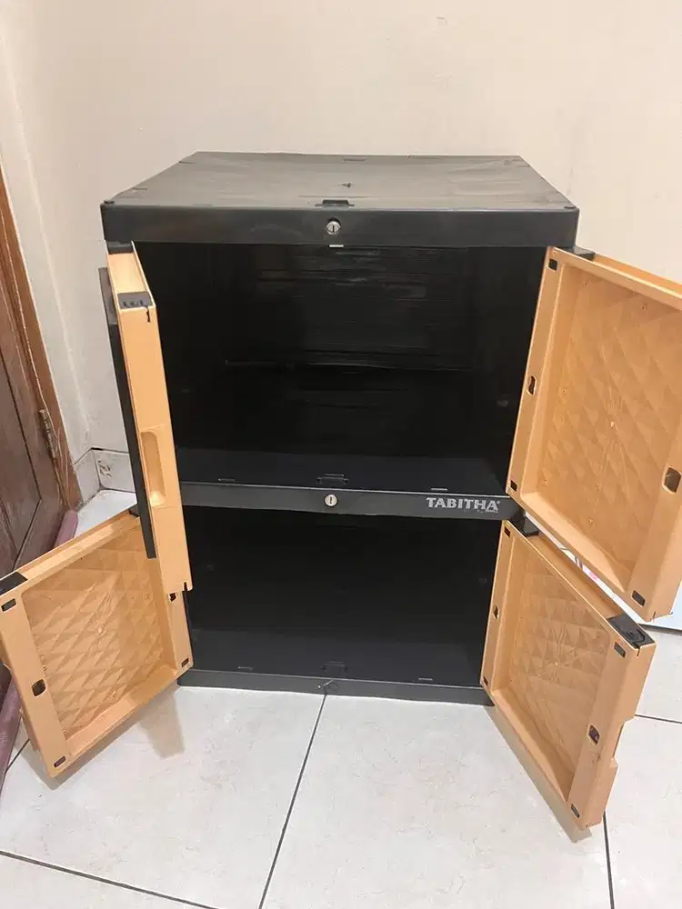 Lemari plastik bekas