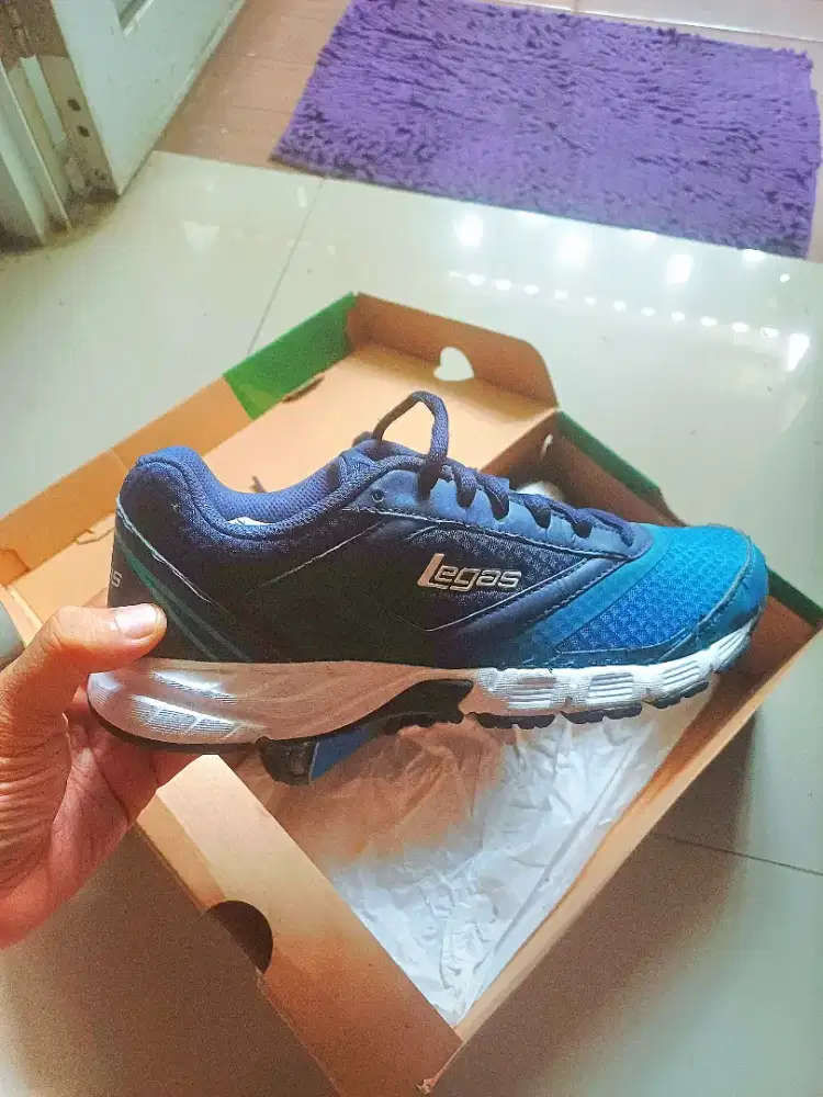 Sepatu sport merk Legas uk. 39 pria / wanita