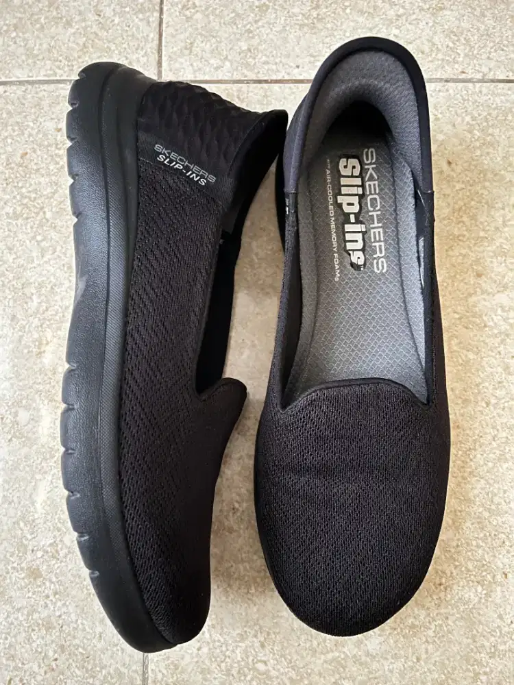 Dijual sepatu wanita preloved Skechers size 9 Dan nokha size 41,