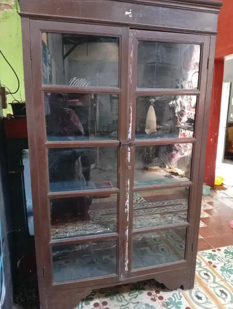 Saya mau jual lemari pajangan