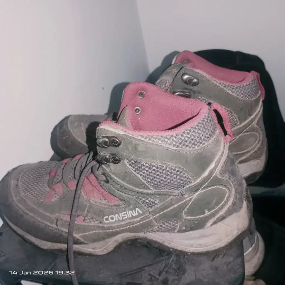 Sepatu hiking consina wanita