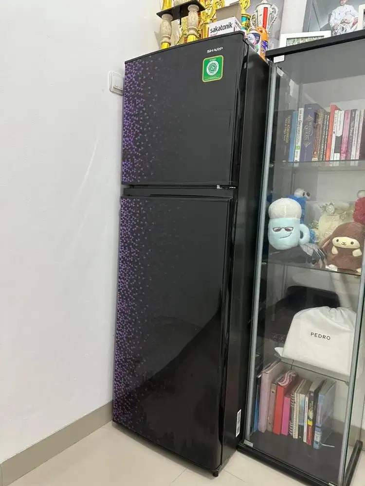 Di jual cepat nego sampe deal *kulkas sharp2 pintu ( non salju ),