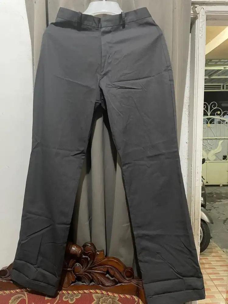 Preloved Celana Kain Pria Dark Grey Size 30 – Murah