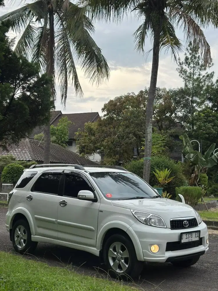 Toyota Rush G 2011 AT putih mulus