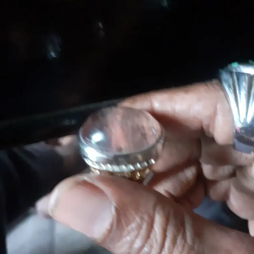 Batu kecubung serat rambut merah