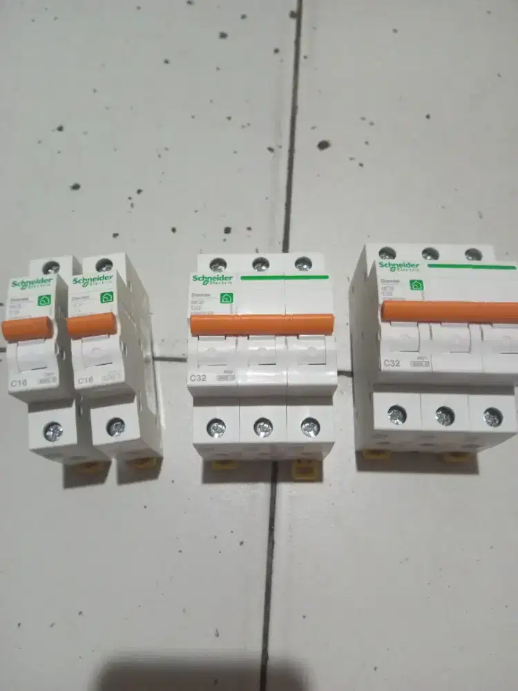 MCB 1P  16a 2 pcs ,MCB 3P 2 pcs