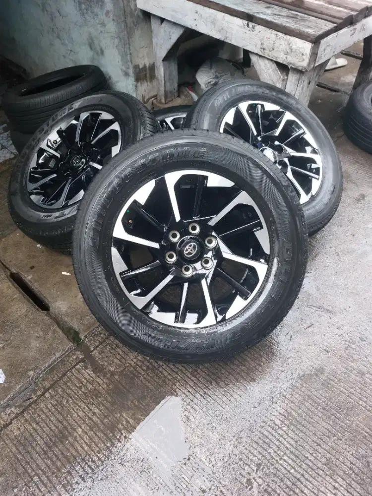 Di jual velg fortuner gr ring 18 original+ban bridgestone tahun 2024