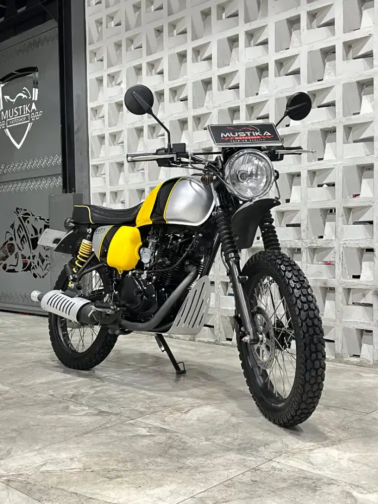 KAWASAKI W175 SCRAMBLER 2018 PMK 2020 - Chintia Mustika