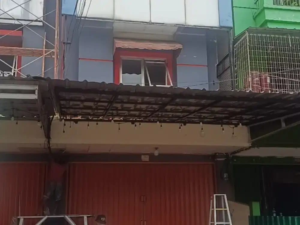 DISEWAKAN RUKO SIAP PAKAI – BUOLEVARD HIJAU  Ruko 2½ lantai dengan kondisi full renovasi, cocok untuk kantor, usaha, atau showroom.