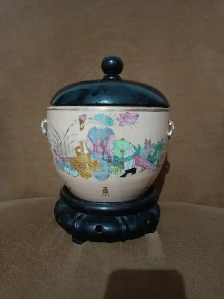 Guci antik China...tua original.mulus.tutup dr kayu