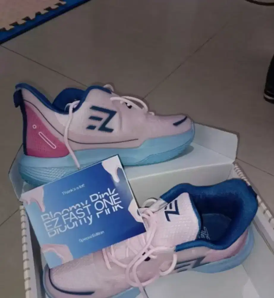 Sepatu basket dan running untuk aktivitas olahraga