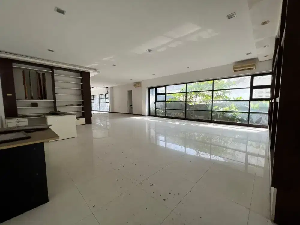 Bangunan usaha di jalan Pemuda