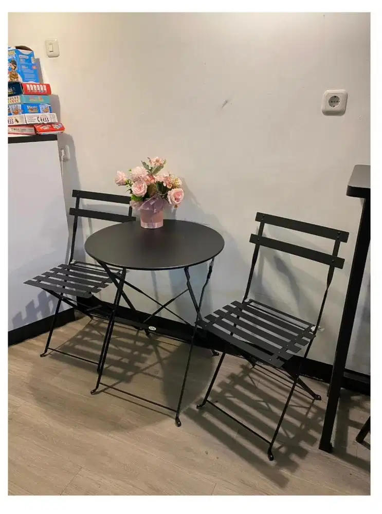 Dijual 1 Set Meja + 2 Kursi – Kondisi Bagus