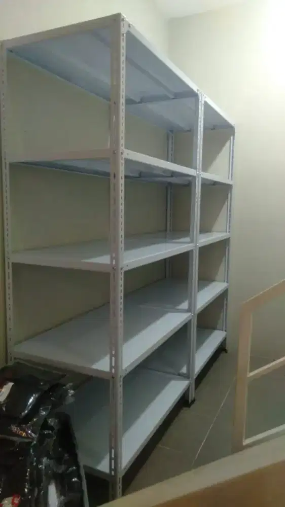 Rak tempat barang2 gudang