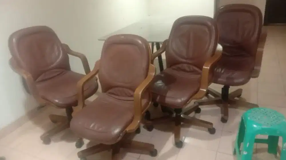 Kursi bekas kantor lawyer