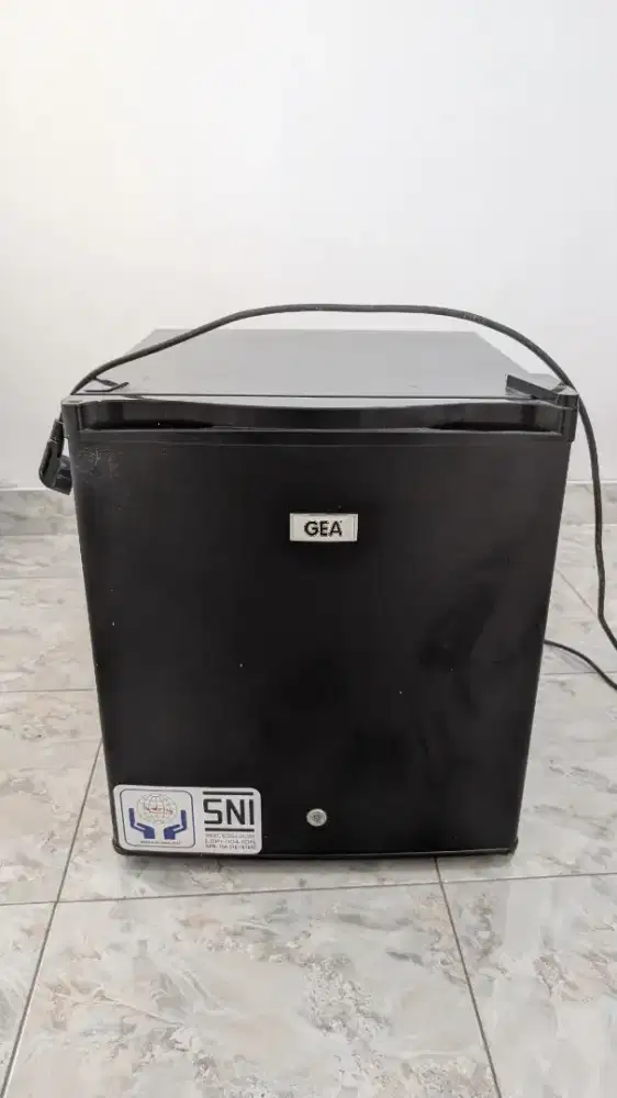 Kulkas Mini GEA RS-06DR berwarna hitam