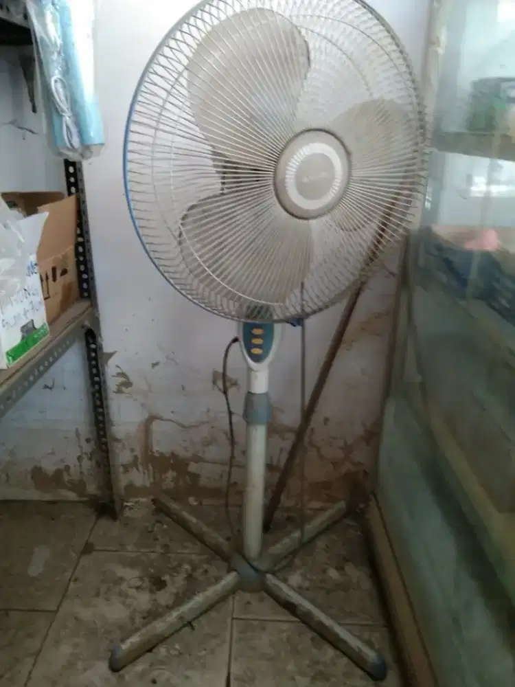 KIPAS ANGIN BERDIRI MIYAKO 16 INCH BEKAS