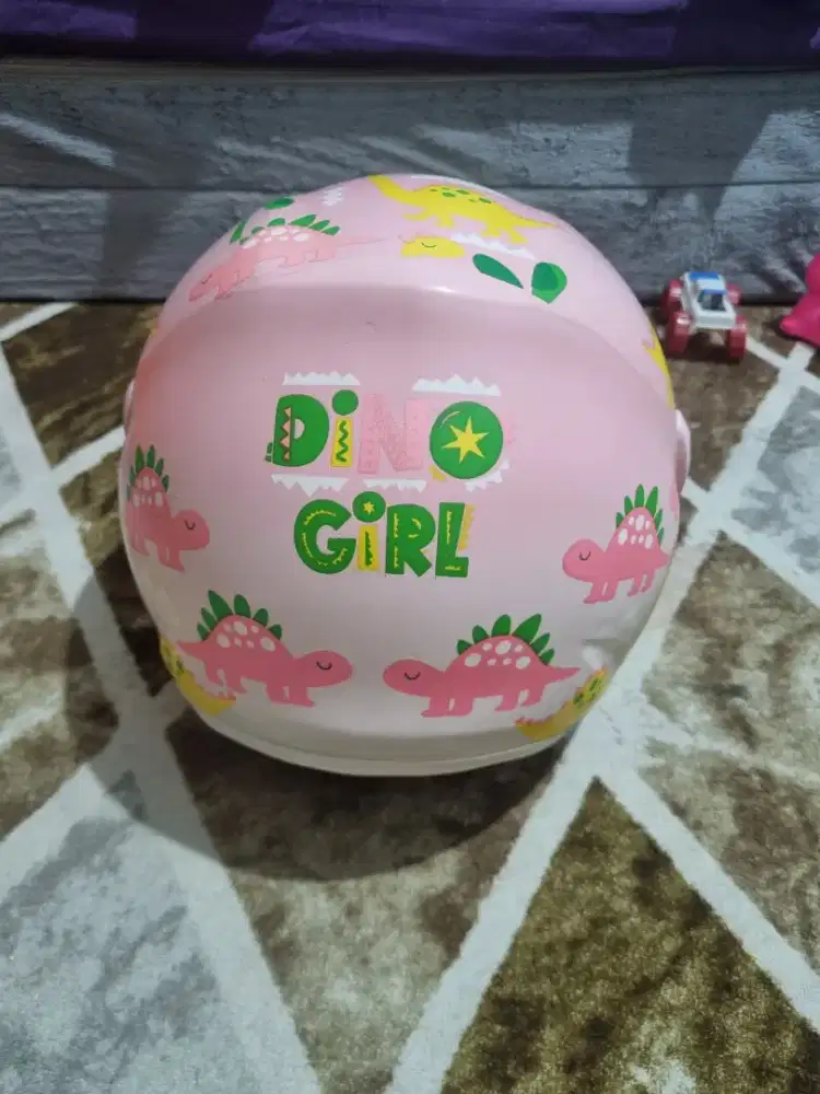 Helm anak dinosaurus