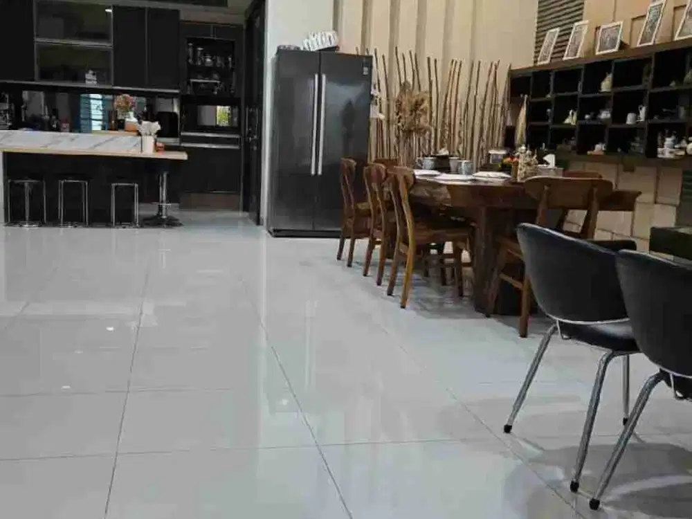 Dijual Rumah 3,5 lantai di Setraduta Megah dan Asri