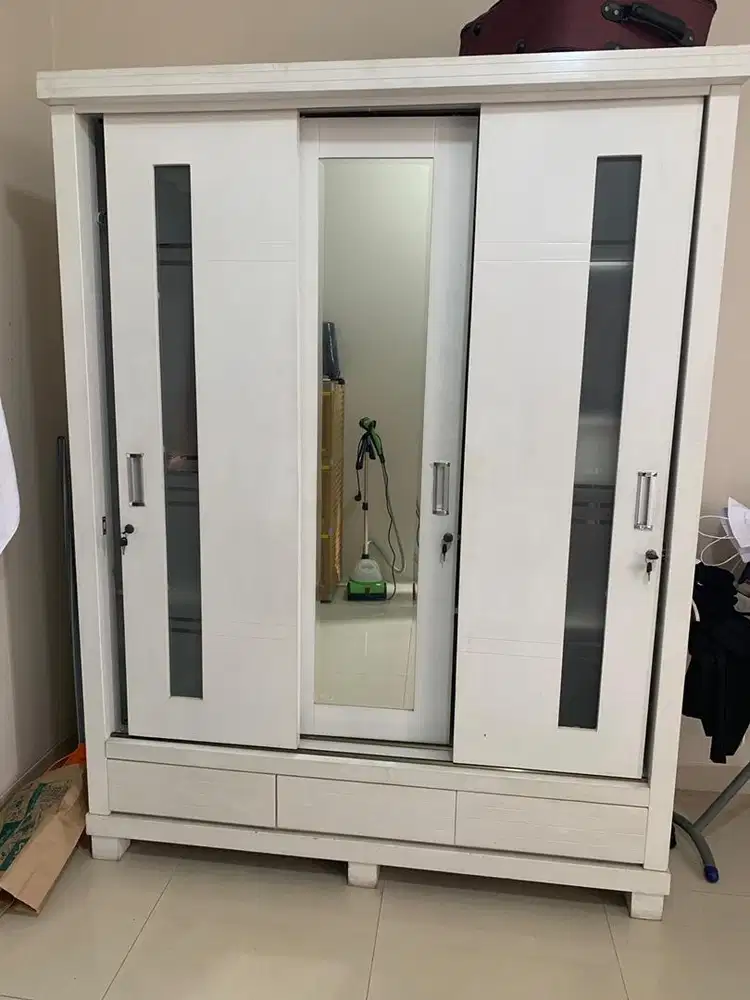 Lemari kayu kondisi bagus