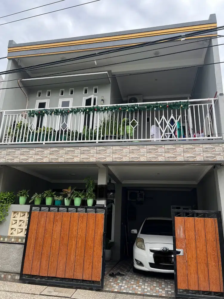 Rumah Dijual 2 Lantai ( Lokasi Strategis ), Bebas Banjir.