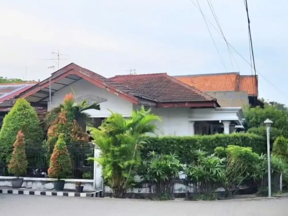 Hitung tanah! Dijual rumah strategis wisma permai