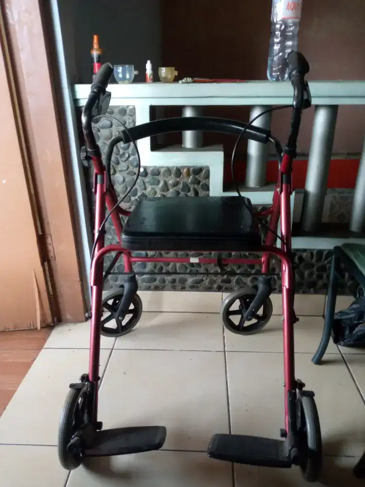 Kursi roda duduk dan pegangan jalan